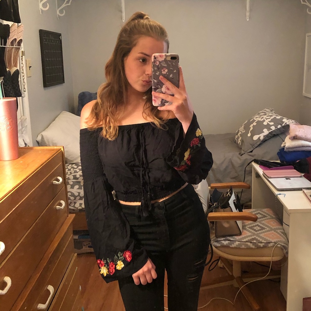 Cropped no shoulder shirt